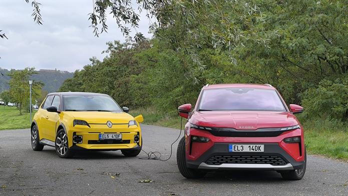 Renault 5 a Škoda Elroq dobíjení auta autem