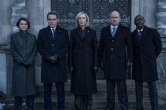 Seriál Diplomatické vztahy sleduje práci americké velvyslankyně v Londýně. Na snímku Keri Russellová, Rufus Sewell, Allison Janneyová, Rory Kinnear a David Gyasi.