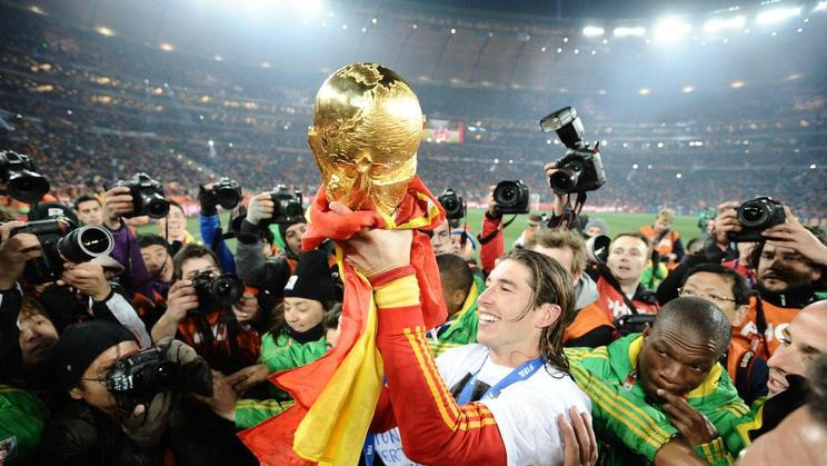 Sergio Ramos, produkt akademie FC Sevilla, s trofejí pro mistra světa, kterou získal se španělskou reprezentací.