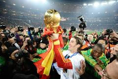 Sergio Ramos, produkt akademie FC Sevilla, s trofejí pro mistra světa, kterou získal se španělskou reprezentací.