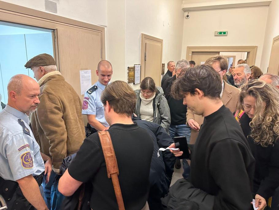 O projednávání žaloby na policii od účastníků pochodu byl velký zájem, takže soudní zřízenci rozdávali lístky. Bez nich se nebylo možné do soudní síně dostat. 