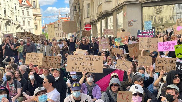 Tato skupina bránila letos v dubnu účastníkům Pochodu pro život v cestě do centra Prahy. Někteří účastníci žalují policii, že