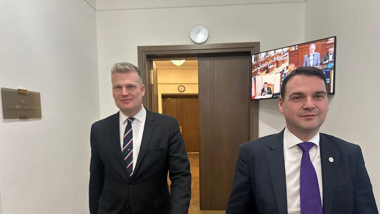 Předseda Motoristů sobě Petr Macinka a poslanec této strany Filip Turek po jednání s předsedou ANO Andrejem Babišem o připomí