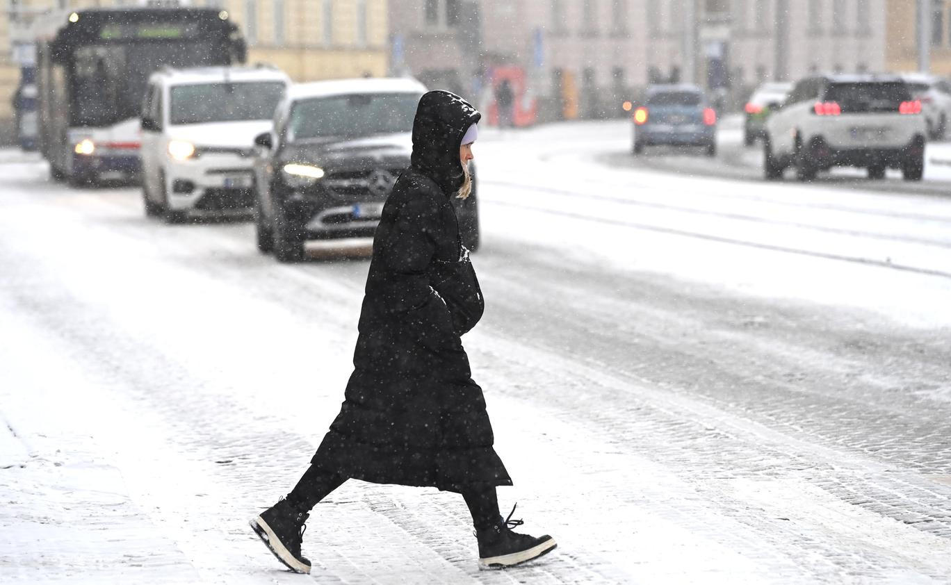 žena, přechod pro chodce, sníh, sněžení, třída Svobody
