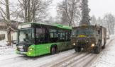 autobus MHD, armádní nákladní auto, automobil, silnice, sníh, sněžení, zima, zimní počasí