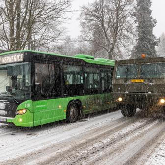 autobus MHD, armádní nákladní auto, automobil, silnice, sníh, sněžení, zima, zimní počasí