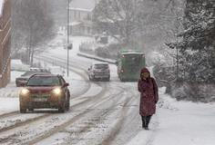 auto, automobil, autobus MHD, silnice, sníh, sněžení, zima, zimní počasí