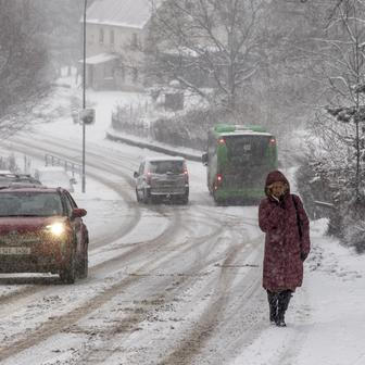 auto, automobil, autobus MHD, silnice, sníh, sněžení, zima, zimní počasí