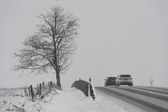 silnice I/46, auto, automobil, sníh, sněžení, zima, zimní počasí