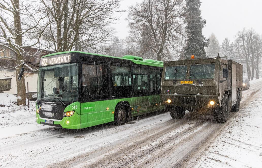 autobus MHD, armádní nákladní auto, automobil, silnice, sníh, sněžení, zima, zimní počasí