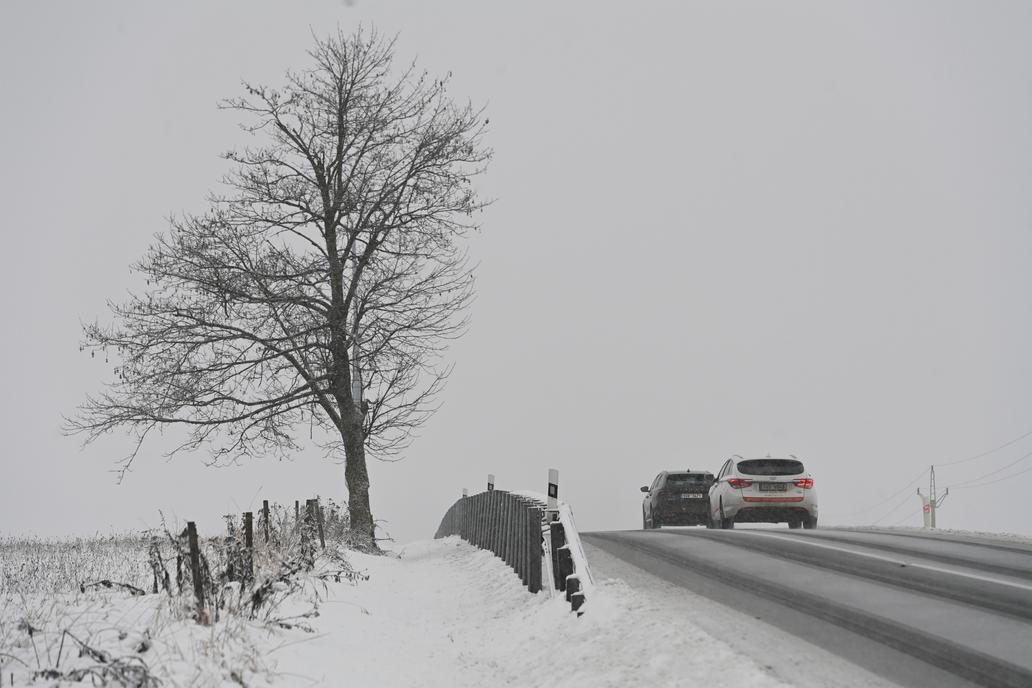 silnice I/46, auto, automobil, sníh, sněžení, zima, zimní počasí