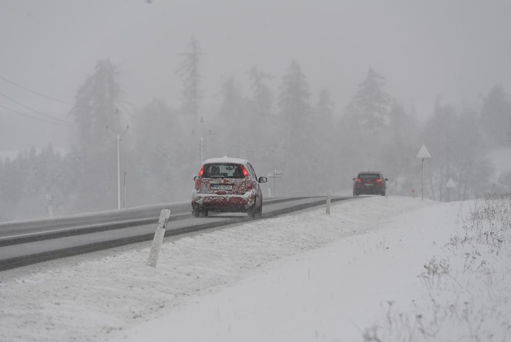 silnice I/46, auto, automobil, sníh, sněžení, zima, zimní počasí