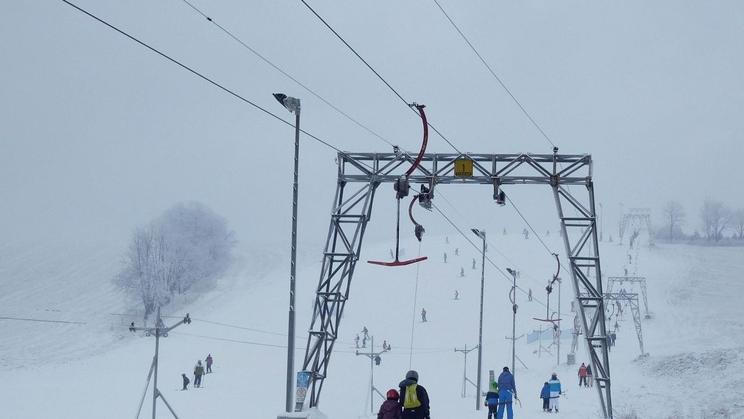 Ski areál - Olešnice v Orlických horách - sjezdovka - lyžaři - vlek