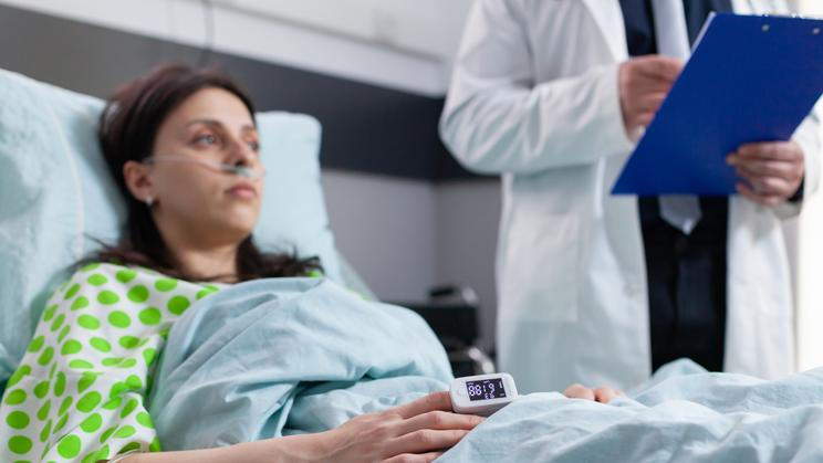 Podle Kateřiny Kybicové ze Státního zdravotního ústavu postihují závažné komplikace zhruba 12 až 13 procent všech nakažených lidí.