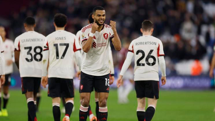 Cody Gakpo slaví gól Liverpoolu proti West Hamu.