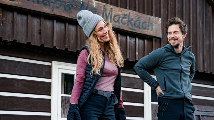 Aneta Krejčíková jako Lucie a Igor Orozovič v roli horala Matěje v romantické komedii Na horách.