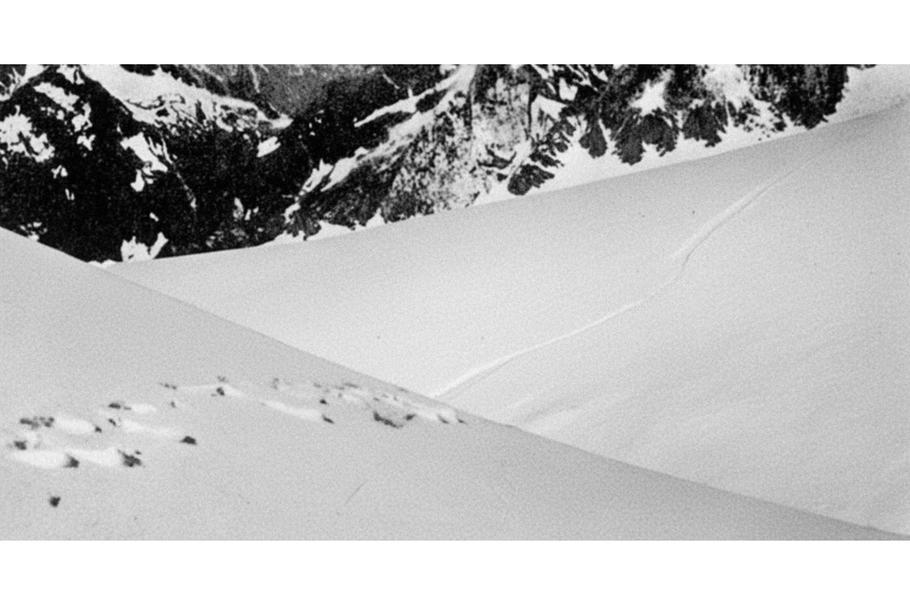 Údajné stopy Yettiho vyfotografované Frankem S. Smythem v roce 1937 v Himálaji, publikováno v Popular Science 1952. Expertíza ukázala, že šlo o stopy medvěda.