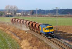 Součástí povinností Kyklopa jsou i práce na údržbě traťového svršku. Zde zachycen při doštěrkování právě podbité koleje Velkého okruhu.