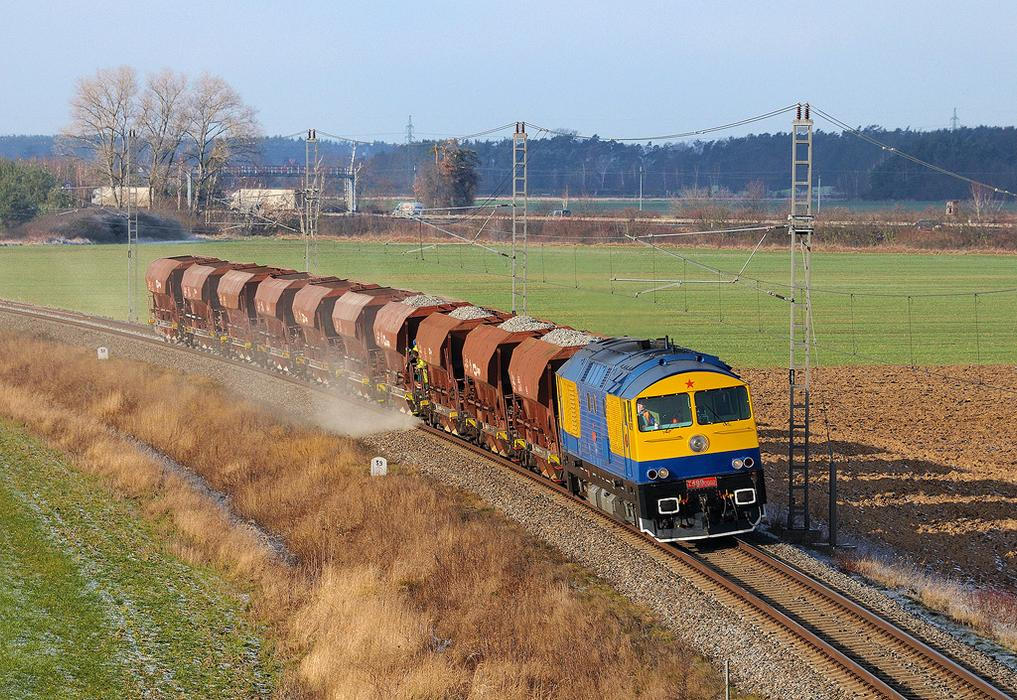 Součástí povinností Kyklopa jsou i práce na údržbě traťového svršku. Zde zachycen při doštěrkování právě podbité koleje Velkého okruhu.
