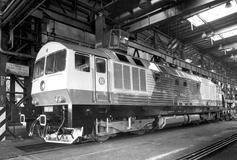 Na jedné z mála dochovaných fotografií vidíme právě dokončovaný prototyp T 499.0001 v hale lokomotivky ČKD Sokolovo v červnu 1974.