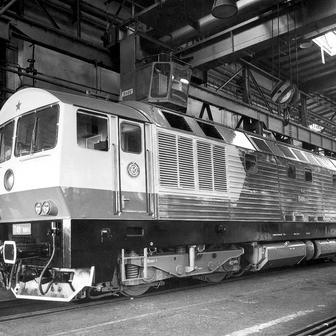 Na jedné z mála dochovaných fotografií vidíme právě dokončovaný prototyp T 499.0001 v hale lokomotivky ČKD Sokolovo v červnu 1974.