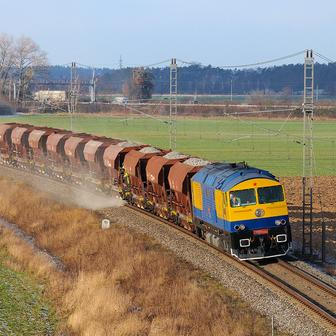 Součástí povinností Kyklopa jsou i práce na údržbě traťového svršku. Zde zachycen při doštěrkování právě podbité koleje Velkého okruhu.
