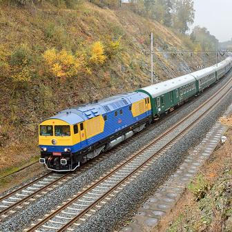 	 Podobně jako zde na snímku tahal Kyklop v 80. letech i soupravu legendárního expresu Ostravan. Ten vyjížděl brzy ráno z Bohumína a pozdě večer se tam z Prahy opět vracel.