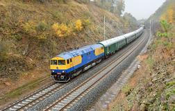 	 Podobně jako zde na snímku tahal Kyklop v 80. letech i soupravu legendárního expresu Ostravan. Ten vyjížděl brzy ráno z Bohumína a pozdě večer se tam z Prahy opět vracel.