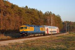 Na zkušebním okruhu v Cerhenicích se testují vagony z celé Evropy. Na snímku test vloženého vozu dvoupatrové motorové jednotky.