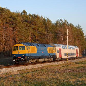 Na zkušebním okruhu v Cerhenicích se testují vagony z celé Evropy. Na snímku test vloženého vozu dvoupatrové motorové jednotky.