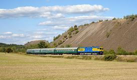 Druhý prototyp prodělal nedávno celkovou opravu, po níž často vyjíždí na trať v rámci nostalgických jízd. Zde na trati mezi Příbramí a Milínem na pozadí výsypky uranového dolu.