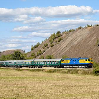 Druhý prototyp prodělal nedávno celkovou opravu, po níž často vyjíždí na trať v rámci nostalgických jízd. Zde na trati mezi Příbramí a Milínem na pozadí výsypky uranového dolu.