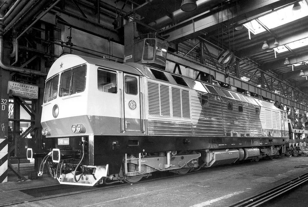 Na jedné z mála dochovaných fotografií vidíme právě dokončovaný prototyp T 499.0001 v hale lokomotivky ČKD Sokolovo v červnu 1974.