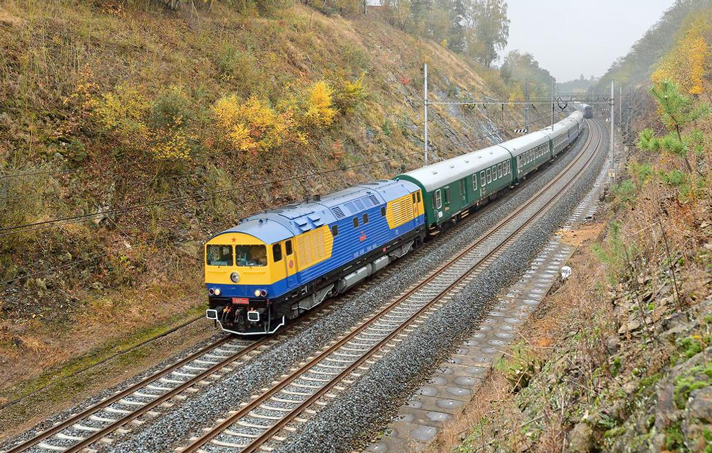 	 Podobně jako zde na snímku tahal Kyklop v 80. letech i soupravu legendárního expresu Ostravan. Ten vyjížděl brzy ráno z Bohumína a pozdě večer se tam z Prahy opět vracel.