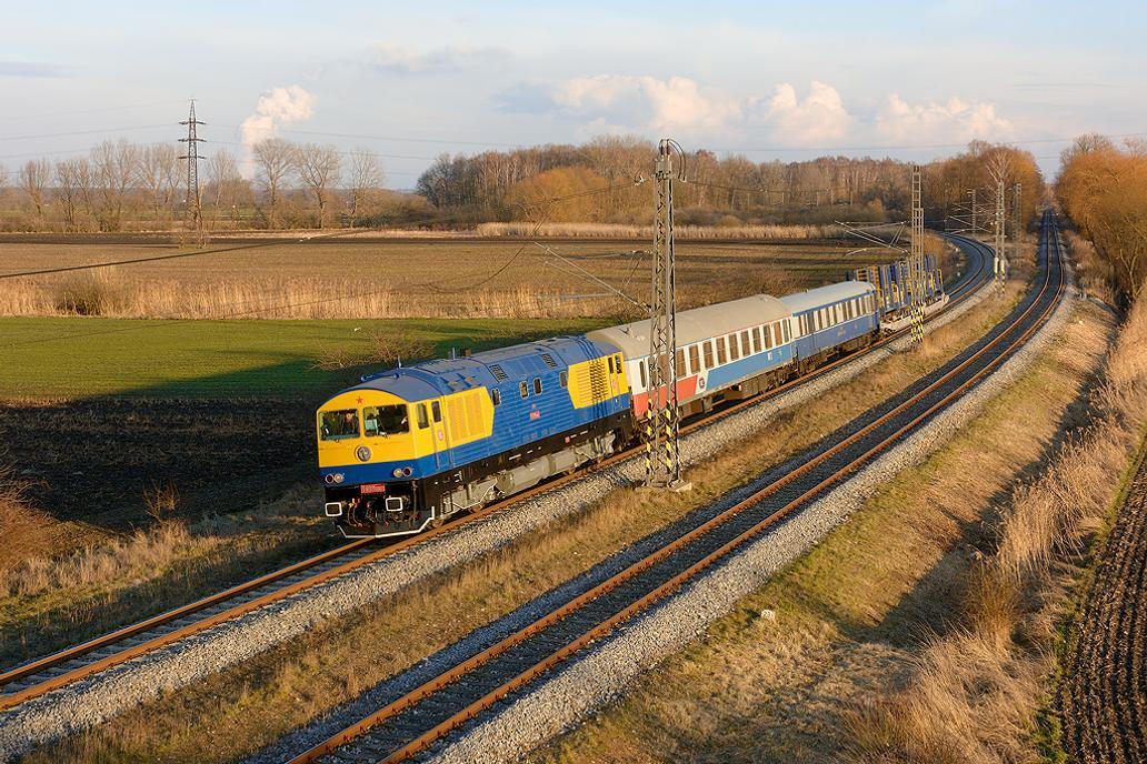 Dnešní všední rutinou druhého prototypu je služba na zkušebním okruhu Výzkumného ústavu železničního v Cerhenicích. Zde na takzvaném malém okruhu při trhacích zkouškách kontejnerového vozu Sdggmrss.