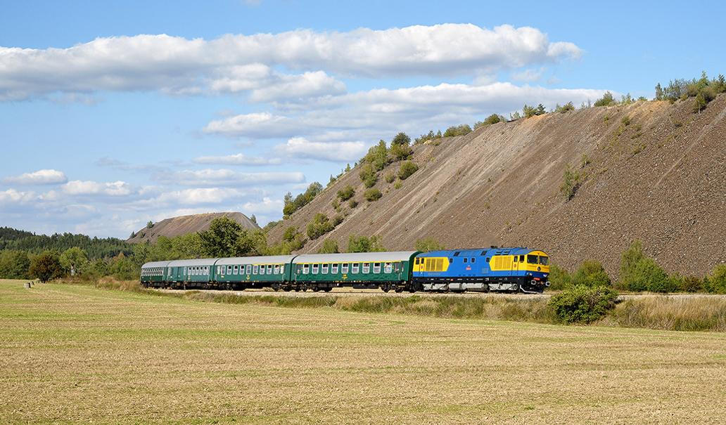 Druhý prototyp prodělal nedávno celkovou opravu, po níž často vyjíždí na trať v rámci nostalgických jízd. Zde na trati mezi Příbramí a Milínem na pozadí výsypky uranového dolu.
