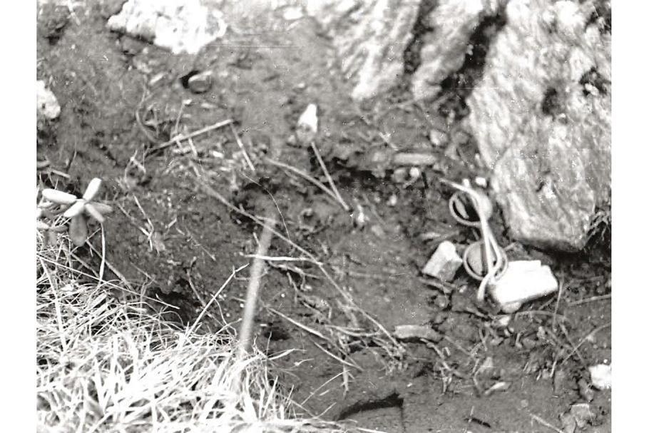 Údajná stopa yettiho zachycená C. R. Cookem v červnu 1944 na hřebenu Singalila.