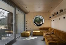 Dům, který si pamatuje těžké zimy i letní ztichnutí, se pod rukama architektů ze Studia Plyš znovu nadechl. 