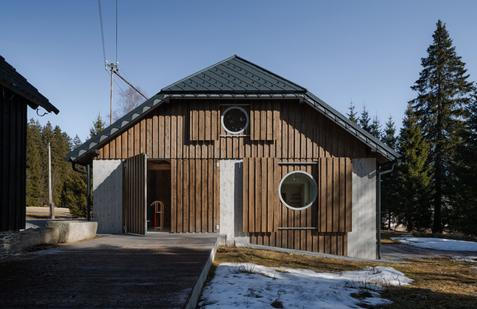 Na konci cesty, která se ztrácí mezi šumavskými lesy a holými pláněmi, stojí chalupa, jež už více než století sleduje všechen tichý pohyb krajiny. 