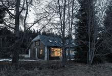 Ne s okázalostí, ale s respektem – tak, aby zůstal tím, čím vždy byl: pokornou součástí Šumavy, která nehlučí, ale trvá.