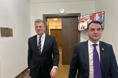 Předseda Motoristů sobě Petr Macinka a poslanec této strany Filip Turek po jednání s předsedou ANO Andrejem Babišem o připomí