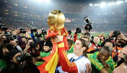 Sergio Ramos, produkt akademie FC Sevilla, s trofejí pro mistra světa, kterou získal se španělskou reprezentací.