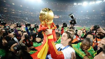 Sergio Ramos, produkt akademie FC Sevilla, s trofejí pro mistra světa, kterou získal se španělskou reprezentací.