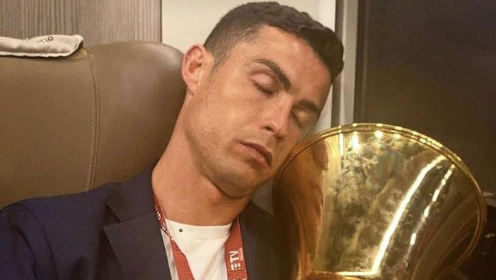 Fotbalová superstar Cristiano Ronaldo ví, jak je spánek důležitý. A jak sladce se pak spí s trofejemi