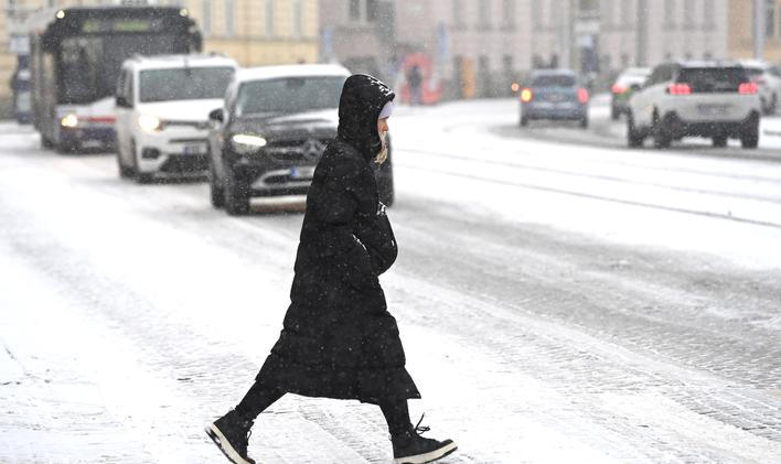 žena, přechod pro chodce, sníh, sněžení, třída Svobody