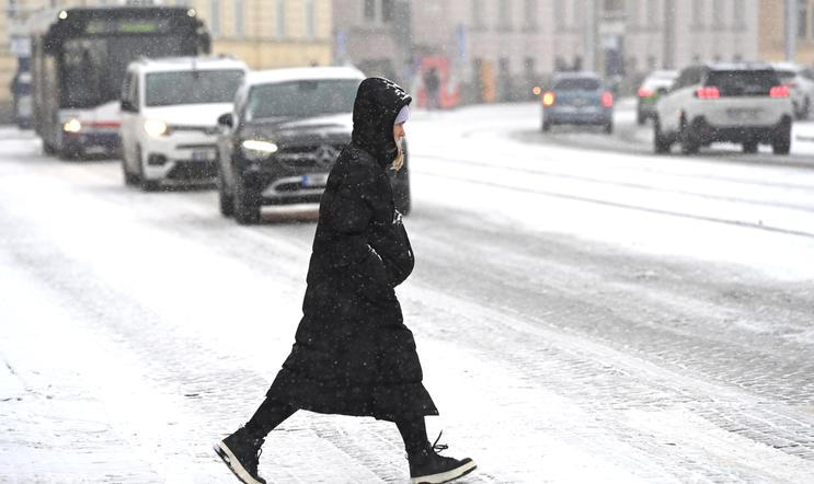 žena, přechod pro chodce, sníh, sněžení, třída Svobody