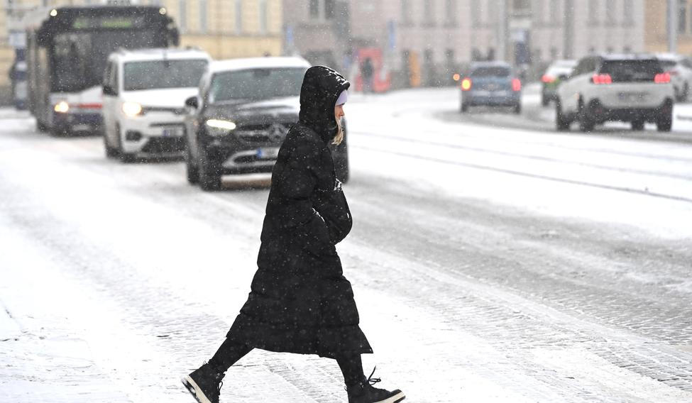 žena, přechod pro chodce, sníh, sněžení, třída Svobody