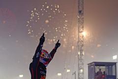 Max Verstappen slaví vítězství.