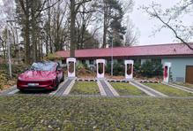 První zastávka na cestě z Prahy k Jadranu byla u superchargeru Tesly. Těchto osm stojanů najdete mezi stromy v Kamenném Újezdě, v těsném sousedství kempu a současně nedaleko dálnice D3. 