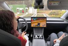 Pro děti je každé dobíjení nekonečně dlouhé, Tesla je ale dokáže zabavit hraním her a děti ji za to milují.